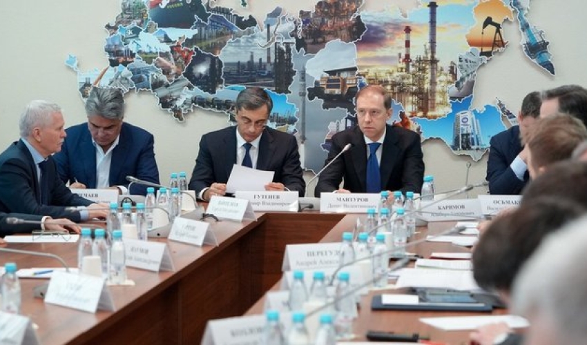 Денис Мантуров встретился с Комитетом Государственной Думы по промышленности и торговле